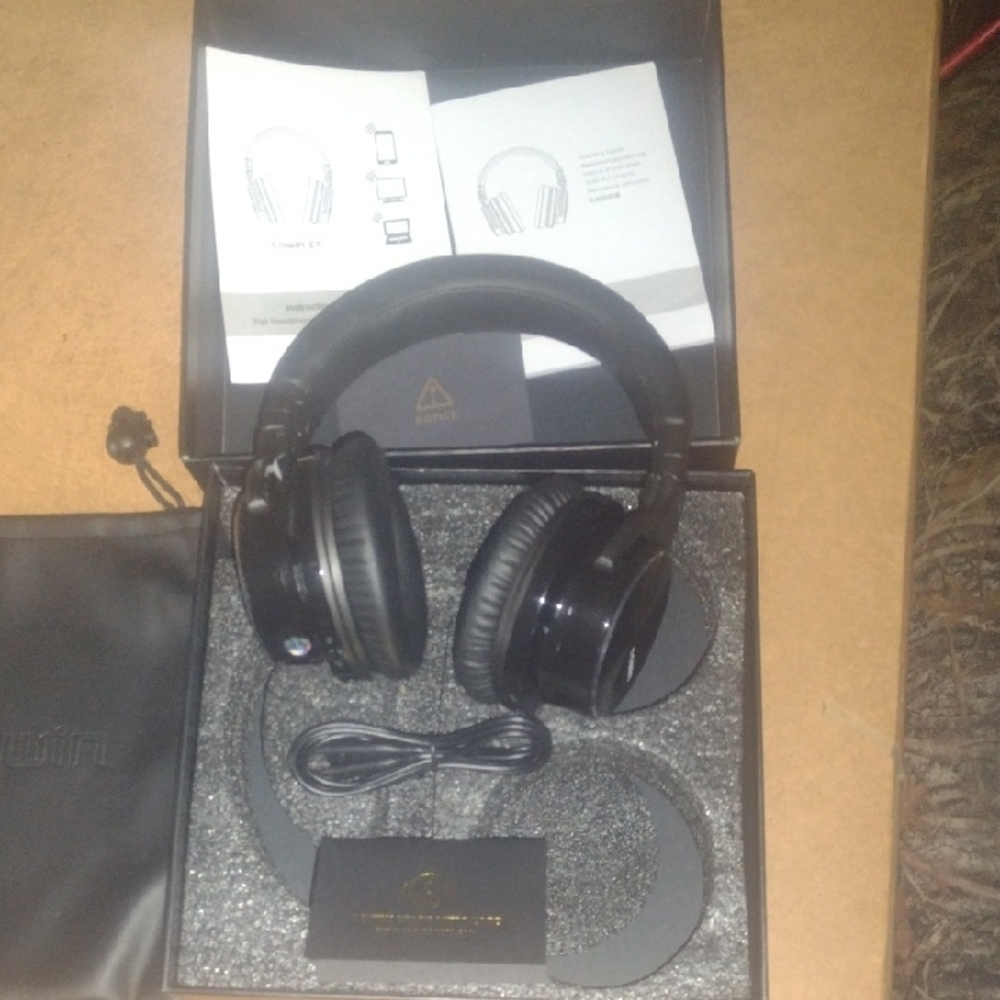 Cowin Wireless E7 Black Over-Ear Headphones NWT